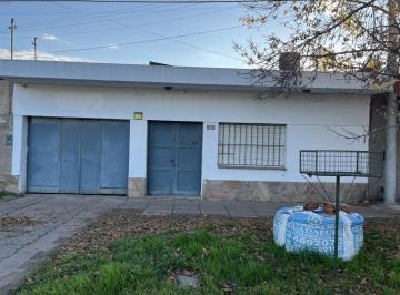 Casa · 97m² · 4 Ambientes · 1 Cochera · Casa con Cochera Sobre Calle Principal