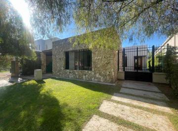 Casa · 222m² · 4 Ambientes · 1 Cochera · Casa en Venta Barrio Pinares de Furlotti Maipu