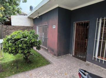 Casa · 120m² · 3 Ambientes · 1 Cochera · Casa 3 Amb. Salida a Dos Calles, Jardin y Quincho