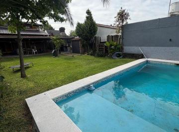 Casa · 188m² · 4 Ambientes · 1 Cochera · Venta Casa 4 Amb Pileta y Cochera. 356 m² Castelar