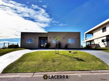 Casa · 180m² · 4 Ambientes · 3 Cocheras · Casa en Barrio Cerrado San Sebastián - 4 Amb. - Pileta