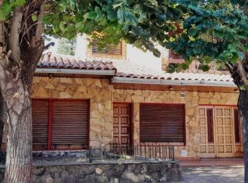 Casa · 240m² · 5 Ambientes · 2 Cocheras · Casa 5 Amb en Venta en Banfield Cochera y Piscina