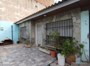 Casa · 242m² · 4 Ambientes · 1 Cochera · Casa 3 Ambientes en Venta en Lomas de Zamora