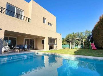 Casa · 224m² · 5 Ambientes · 2 Cocheras · Casa en Venta Alvear de Benavidez 4 Dorm Pileta