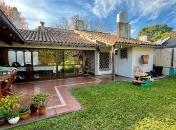 Casa · 213m² · 4 Ambientes · 3 Cocheras · Casa en Venta 4 Amb. Olivos con Jardin, E/3 Autos
