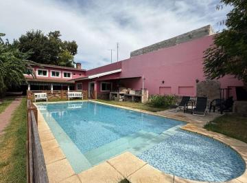 Casa · 514m² · 6 Ambientes · 5 Cocheras · Venta Casa 6 Amb. con Jardin y Pileta. Banfield