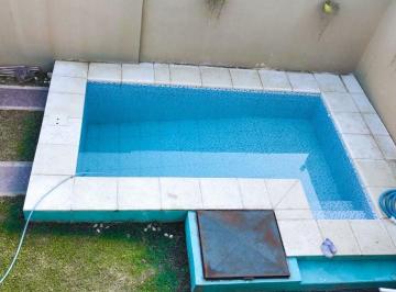 Casa · 199m² · 4 Ambientes · 1 Cochera · Casa Venta con Pileta en Tristán Suárez