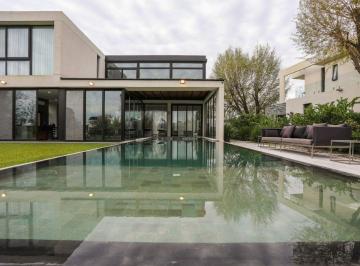 Casa · 308m² · 5 Ambientes · 3 Cocheras · Casa 5 Ambientes con Gym y Detalles de Categoria