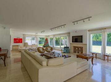 Casa · 758m² · 6 Ambientes · 2 Cocheras · Venta Residencia en Barrio Los Troncos