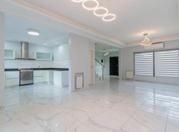 Casa · 134m² · 4 Ambientes · 2 Cocheras · Casa en 2 Plantas con Cochera Venta Banfield Bsas