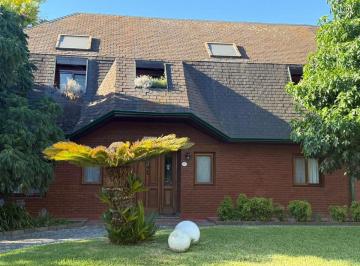 Casa · 372m² · 5 Ambientes · Casa en Venta, Lote Al Golf - Country El Ombú Ezeiza