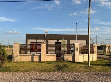 Casa · 45m² · 1 Ambiente · Quincho con Pileta en Venta Canning