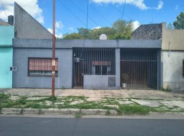 Casa · 90m² · 3 Ambientes · 1 Cochera · Venta Casa 3 Amb a Refaccionar Lote Propio 10x21