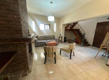 Casa · 230m² · 4 Ambientes · 1 Cochera · Casa en Venta Villa Elisa 3 Dorm.
