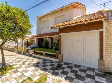 Casa · 194m² · 4 Ambientes · 1 Cochera · Venta Casa Tres Dormitorio en El Centro de Punta a