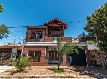 Casa · 236m² · 4 Ambientes · 1 Cochera · Venta Casa 4 Amb. Jardin, Pileta, Quincho - Moron