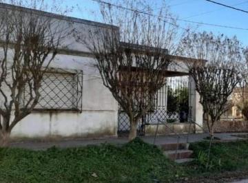 Casa · 137m² · 4 Ambientes · 1 Cochera · Casa en Venta en Mechita a Refaccionar