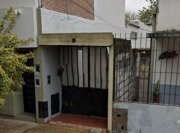 Casa · 80m² · 4 Ambientes · 1 Cochera · Venta Casa Céntrica 3 Habitaciones. Apta Cred.