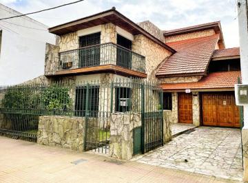 Casa · 267m² · 8 Ambientes · 3 Cocheras · Casa 3 Dorm. en Venta en La Plata