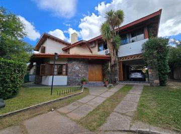 Casa · 234m² · 6 Ambientes · 2 Cocheras · Venta de Casa en Las Chacras (Juana Koslay)