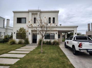 Casa de 5 ambientes, Escobar · Casa con 600 m² y 4 Dorm. en Alquiler en Puertos