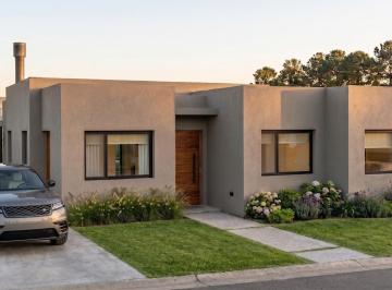 Casa · 130m² · 4 Ambientes · 3 Cocheras · Venta Casa San Sebastian Barrio con Laguna Golf Financia Dueño Directo Toma Lote Vehiculo Permuta