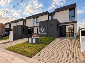 Casa · 110m² · 3 Ambientes · 2 Cocheras · Duplex Docta 2 Dorm.
