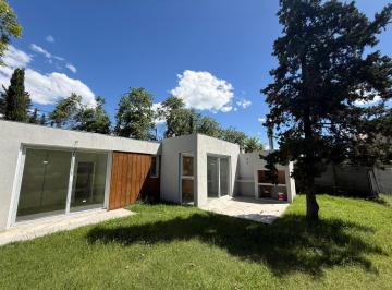 Casa · 120m² · 3 Ambientes · 2 Cocheras · Venta de Casa en Barrio San Jeronimo Matheu 3 Amb Jardin Parrilla a Estrenar Sin Expensas!