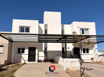 Casa · 110m² · 4 Ambientes · 2 Cocheras · Duplex en Docta Av