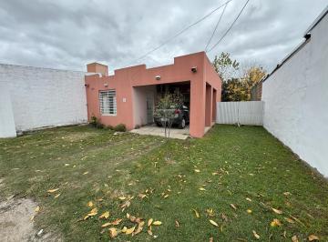 Casa · 60m² · 2 Ambientes · 2 Cocheras · Casa en Venta de Una Habitación, con Gran Patio en Zona Tranquila
