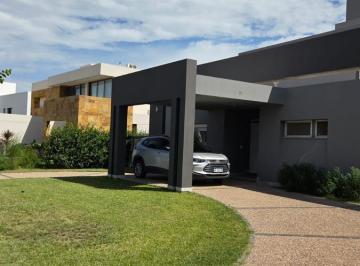 Casa · 400m² · 8 Ambientes · 2 Cocheras · Alquiler Casa en La Cascada Country Golf