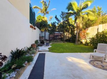 Casa · 318m² · 8 Ambientes · 2 Cocheras · Venta de Casa Lote Propio con Jardin y Cochera en Agronomia