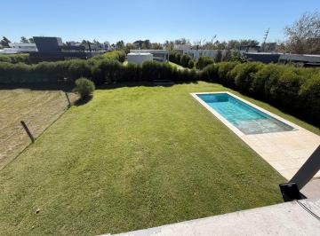 Casa · 250m² · 8 Ambientes · 2 Cocheras · Casa en Roldán