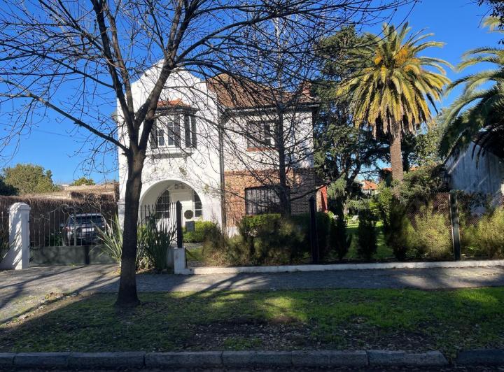 Casa · 387m² · 4 Dormitorios · 2 Cocheras