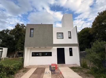 Casa · 85m² · 3 Ambientes · 1 Cochera · Casa en Villa Catalina (2 Dorm.)