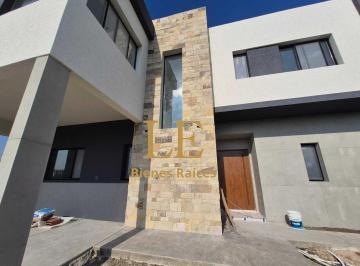 Casa · 227m² · 5 Ambientes · 4 Cocheras · Venta Casa en Santa Elisa, 3 Dorm + Esc, Pilar del Este.