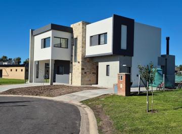 Casa · 227m² · 5 Ambientes · 4 Cocheras · Venta Casa en S. Elisa, 4 Dorm, Financiación, Pilar del Este.