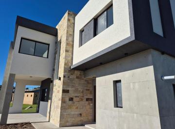 Casa · 227m² · 5 Ambientes · 4 Cocheras · Venta Casa en Santa Elisa, 3 Dorm + Esc, Pilar del Este.