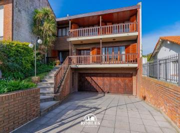 Casa · 348m² · 4 Ambientes · 1 Cochera · Chalet en El Tradicional Entorno del Barrio San Carlos