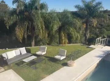 Casa · 680m² · 10 Ambientes · 4 Cocheras · Residencia de Lujo en 4 Hojas Amoblada – 5 Dorm., Cava, Cine, Vista a Las Sierras y Pileta