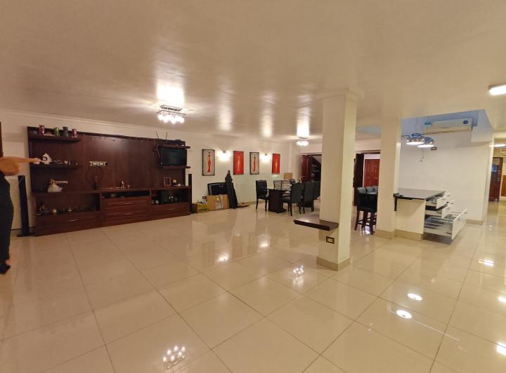Casa · 260m² · 6 Ambientes · 4 Cocheras
