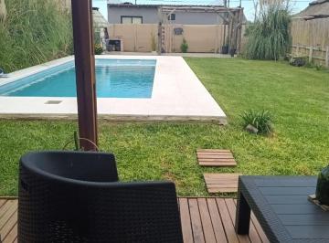 Casa · 300m² · 2 Ambientes · 1 Cochera · Casa con Pileta en Barrio Cerrado