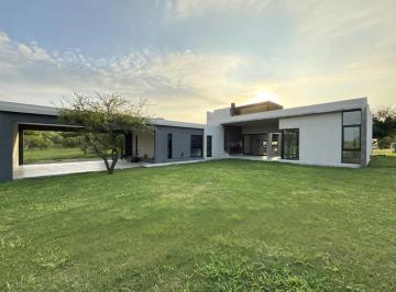 Casa · 293m² · 8 Ambientes · 3 Cocheras · Casa a Estrenar en Estancia El Terrón – 3 Dorm. en Una Planta con Terraza