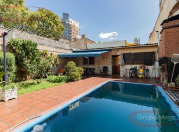 Casa · 229m² · 4 Ambientes · 2 Cocheras · Cómoda Casa con Jardín, Piscina y Fondo