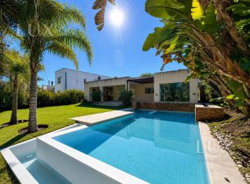 Casa · 135m² · 3 Ambientes · 3 Cocheras · Casa Moderna en Alquiler en Nordelta de 3 Ambientes con Jardin y Pileta