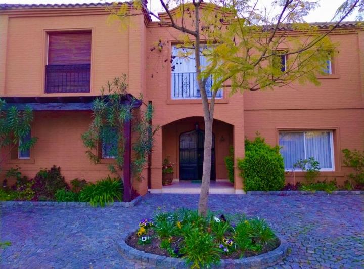 Casa · 260m² · 5 Ambientes · 2 Cocheras