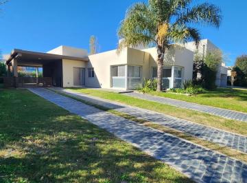 Casa · 145m² · 7 Ambientes · 2 Cocheras · San Sebastian Barrio Privado - Funes