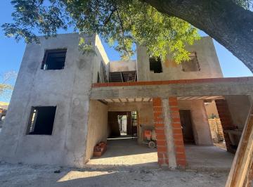 Casa · 823m² · 5 Ambientes · 2 Cocheras · Venta de Casa en San Sebastian Area 2 Golf - Toma Propiedad Lote - Dueño Financia Directo