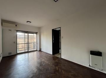 Departamento · 57m² · 5 Ambientes · Departamento de Tres Dorm. con Balcón Corrido Al Frente en Alquiler
