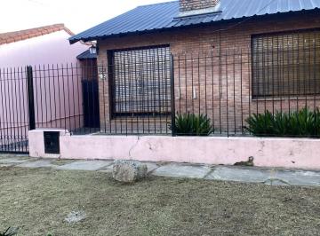 Casa de 3 ambientes, San Isidro · Casa de 2 Dorm. con Cochera, Cerca de Zona Comercial y Medios de Transporte.